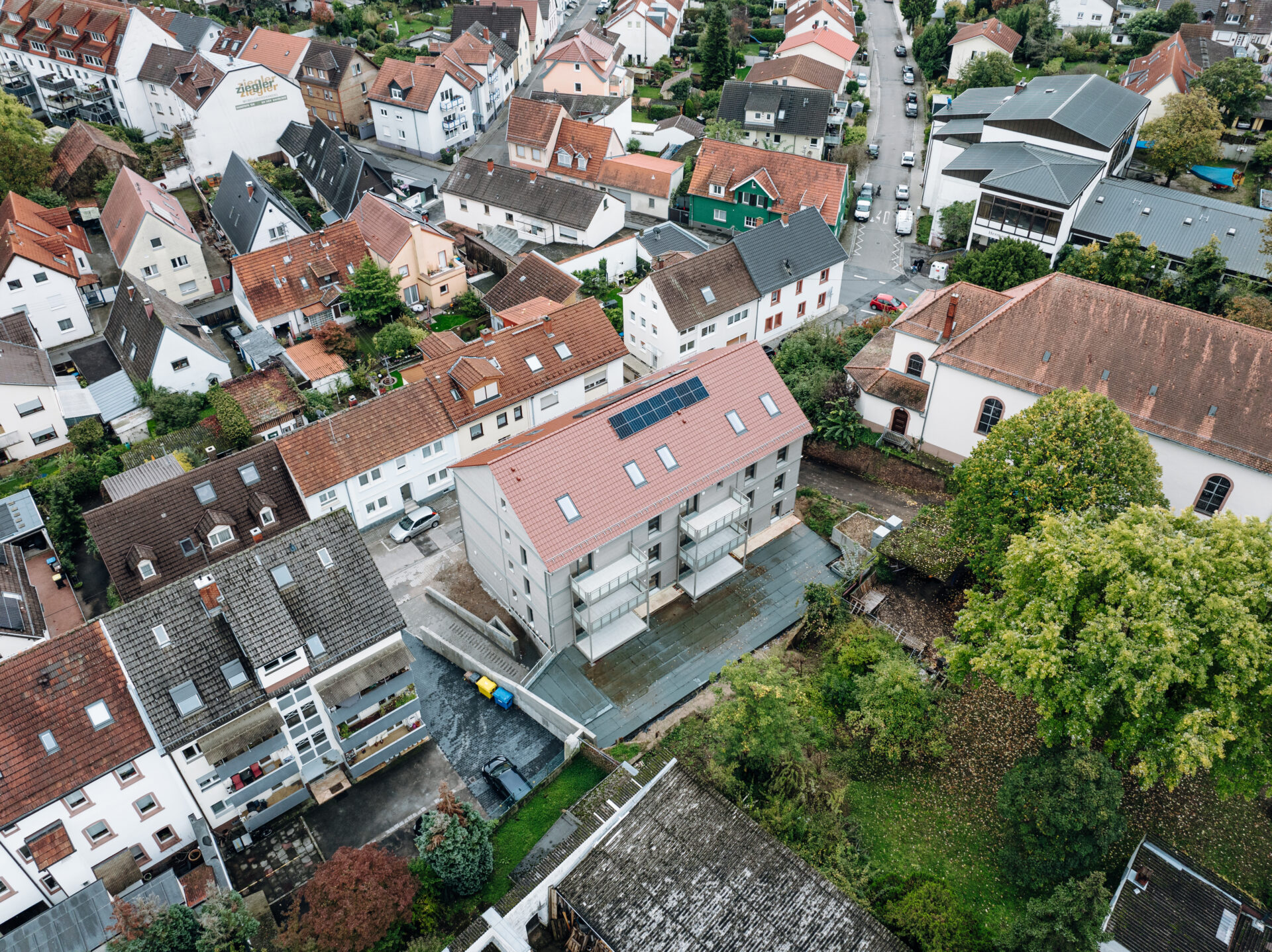 Mehrfamilienhaus in Holzhybrid-Bauweise mit Satteldach in Heidelberg