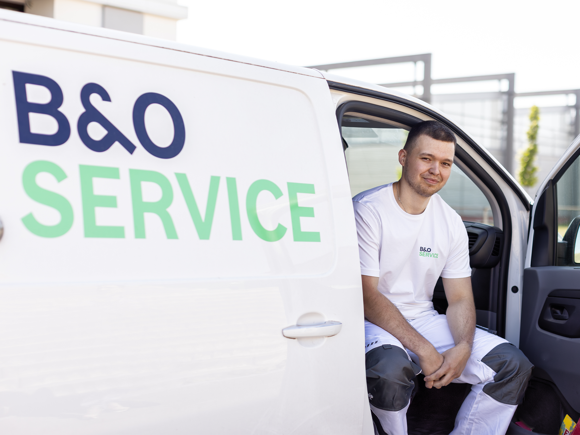 B&O Service Handwerker mit B&O Service Auto
