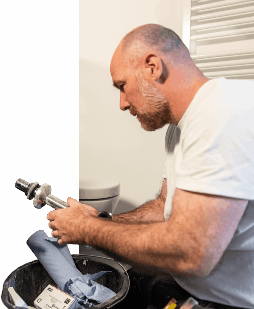 B&O Service Handwerker führt Reparaturen im Rahmen der Pauschalen Instandhaltung durch