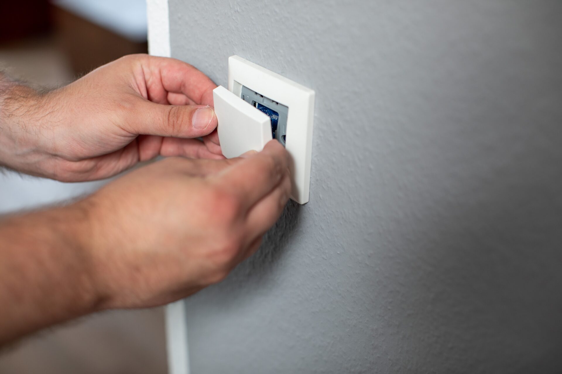Service-Handwerker bei der Reparatur einer Elektroinstallation in einer Wohnung.