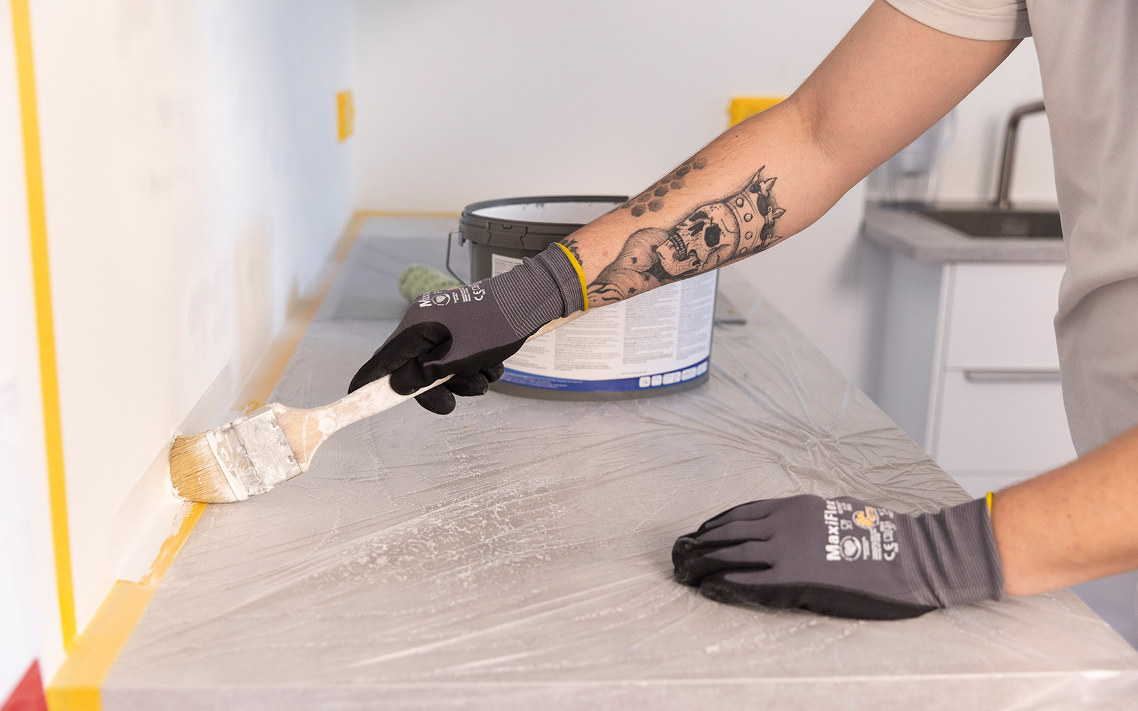 Wand wird im Rahmen der Wohnungsmodernisierung gestrichen