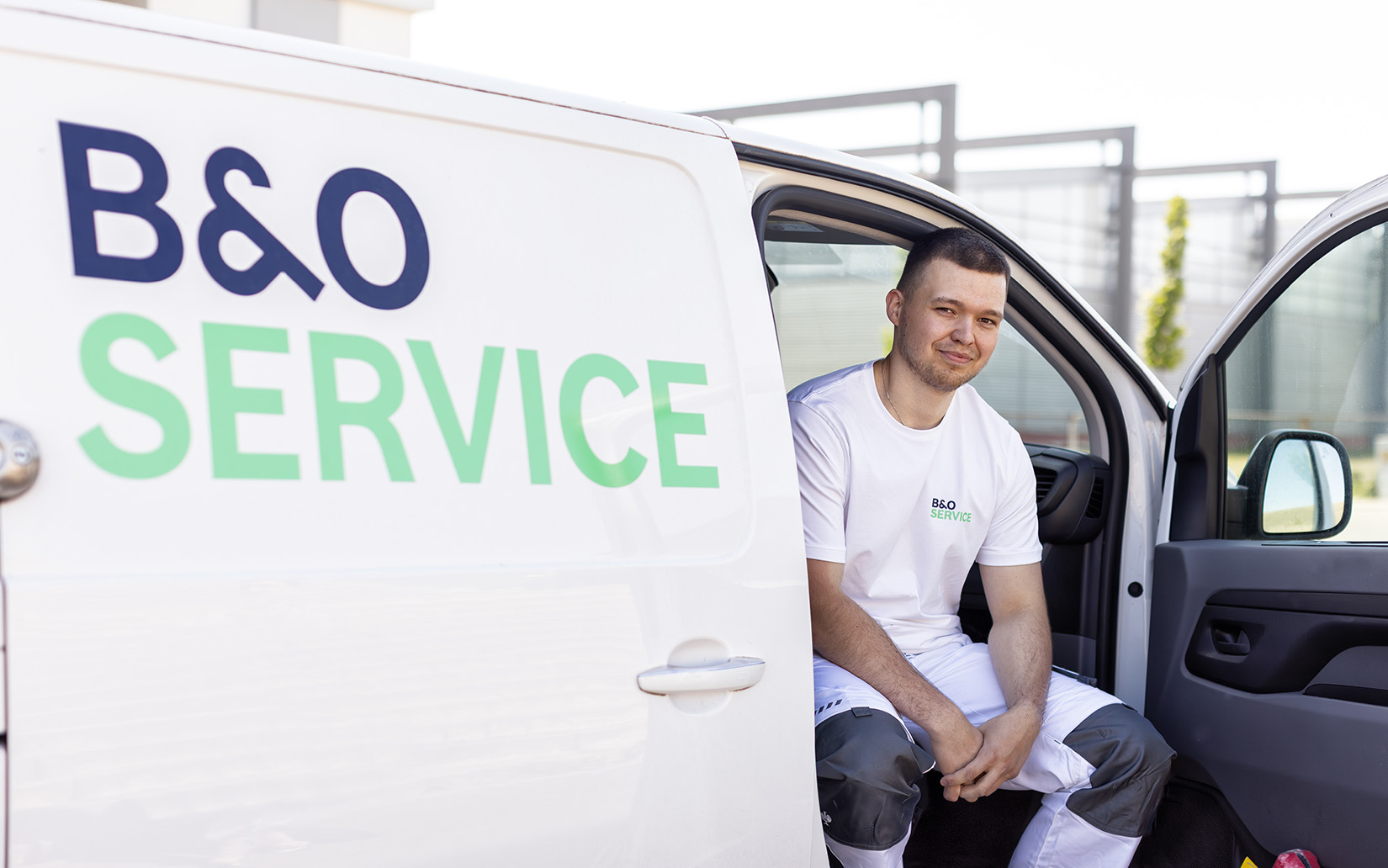 B&O Service Handwerker in Service-Fahrzeug