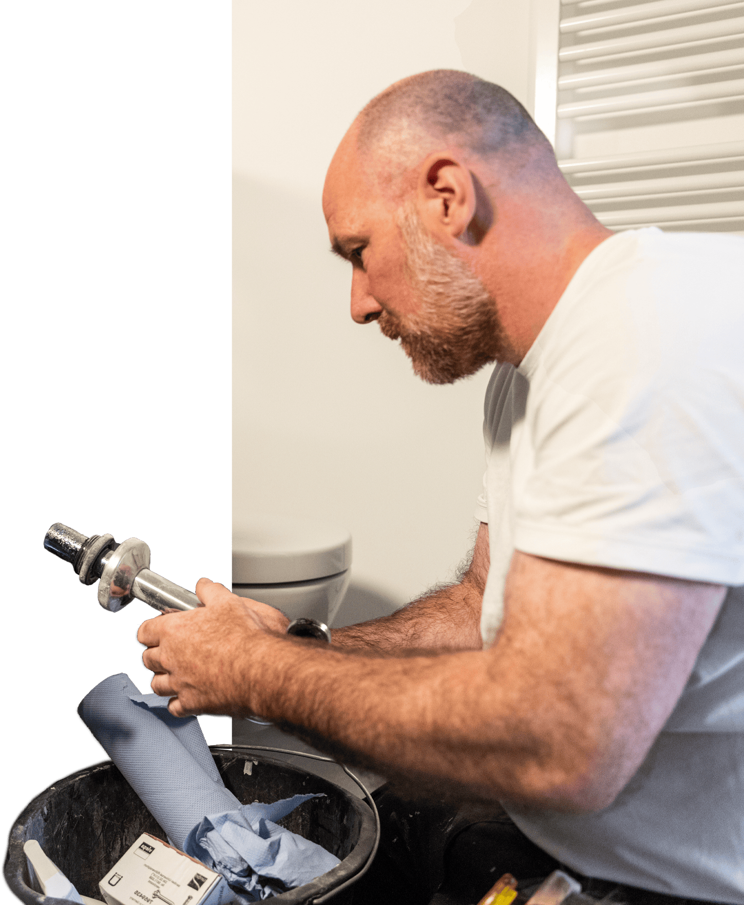B&O Service Handwerker führt Reparaturen im Rahmen der Pauschalen Instandhaltung durch