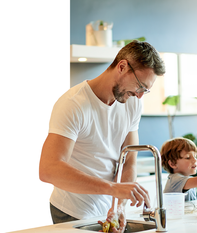 Familienvater und Sohn in der Küche: Sorgenfrei Wohnen mit Handwerk as a Service