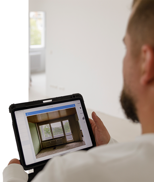 Digitale Bestandsaufnahme einer Wohnung für die Wohnungsmodernisierung mit Tablet.