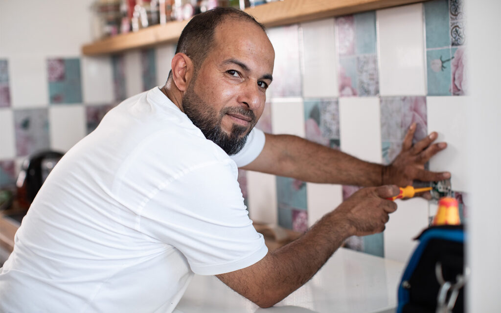 B&O Service Handwerker bei der Reparatur einer defekten Steckdose