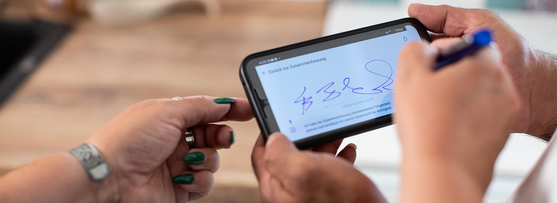 Digitale Abwicklung des Reparaturauftrags mit Unterschrift auf Smartphone