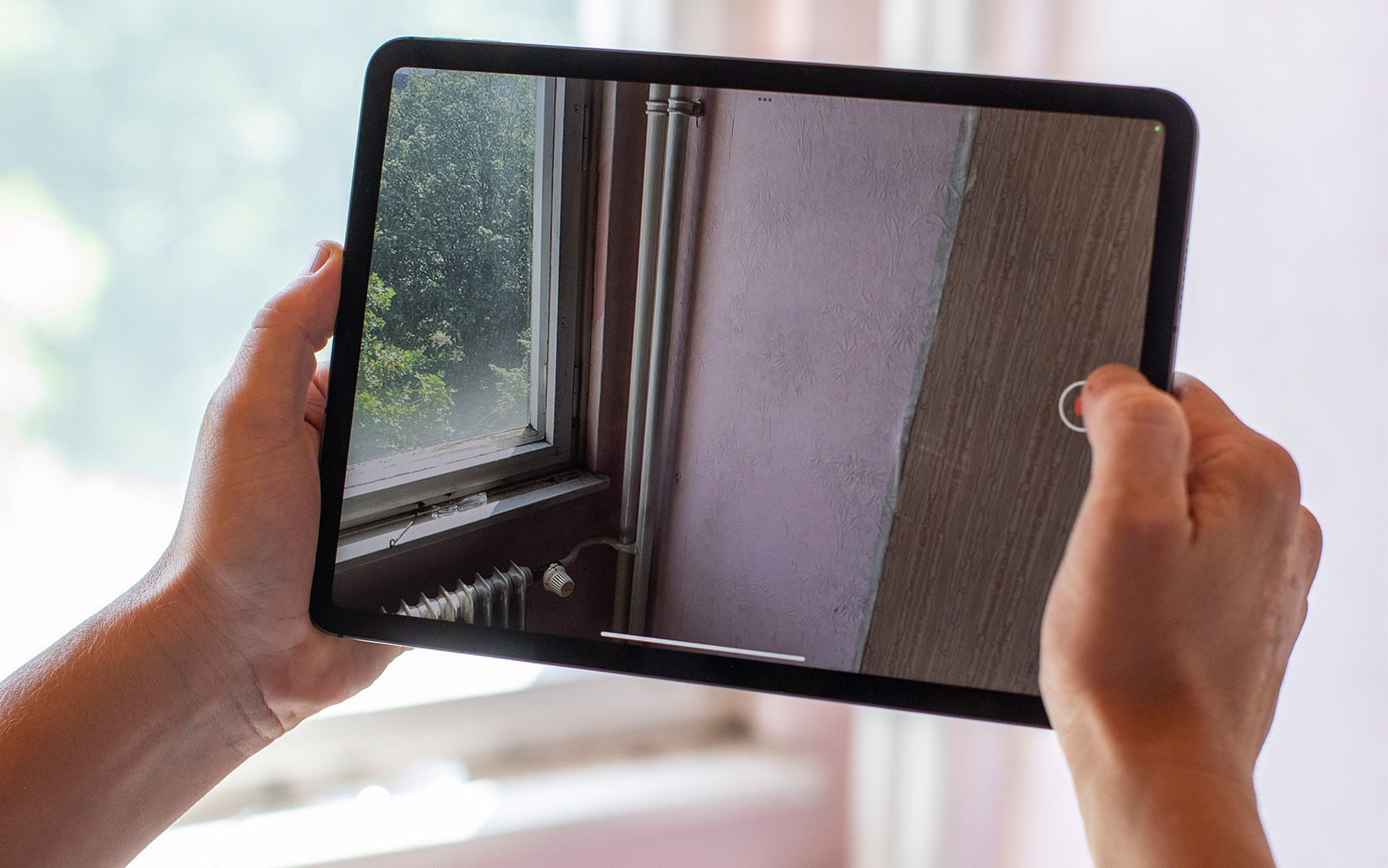 Bestandsaufnahme einer Wohnung mit Tablet für die Planung einer Wohnungsmodernisierung