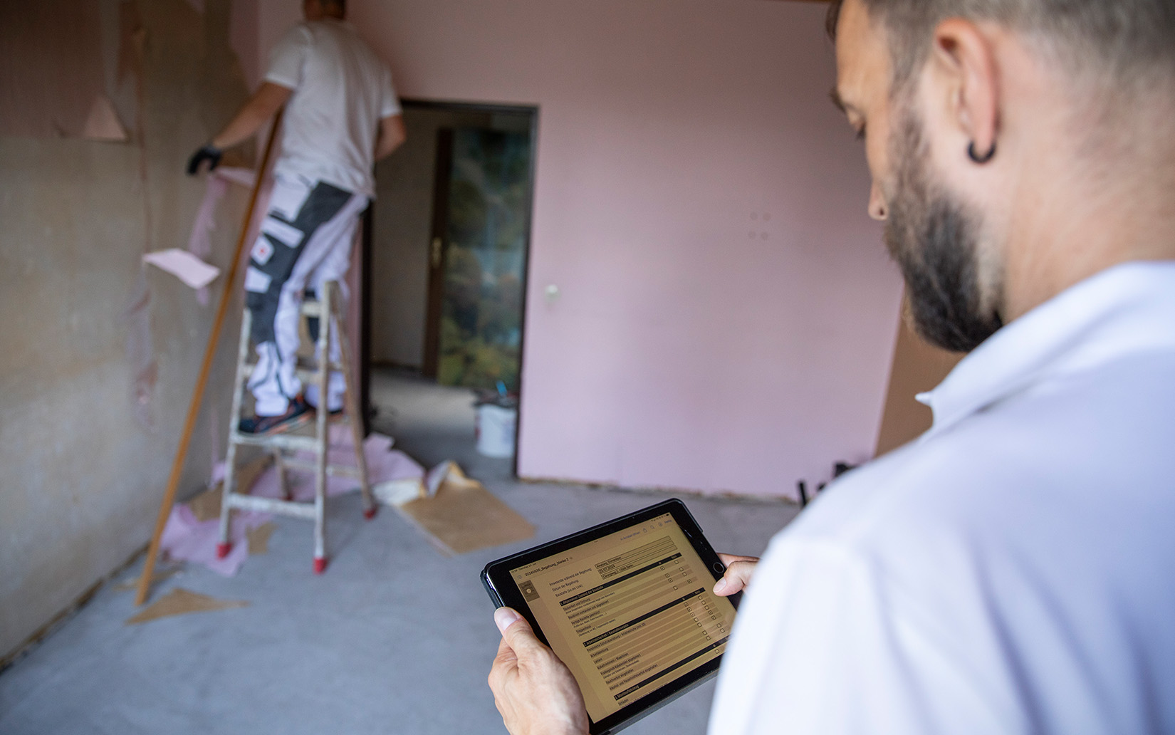 Digitale Projektsteuerung einer Wohnungsmodernisierung auf der Baustelle.