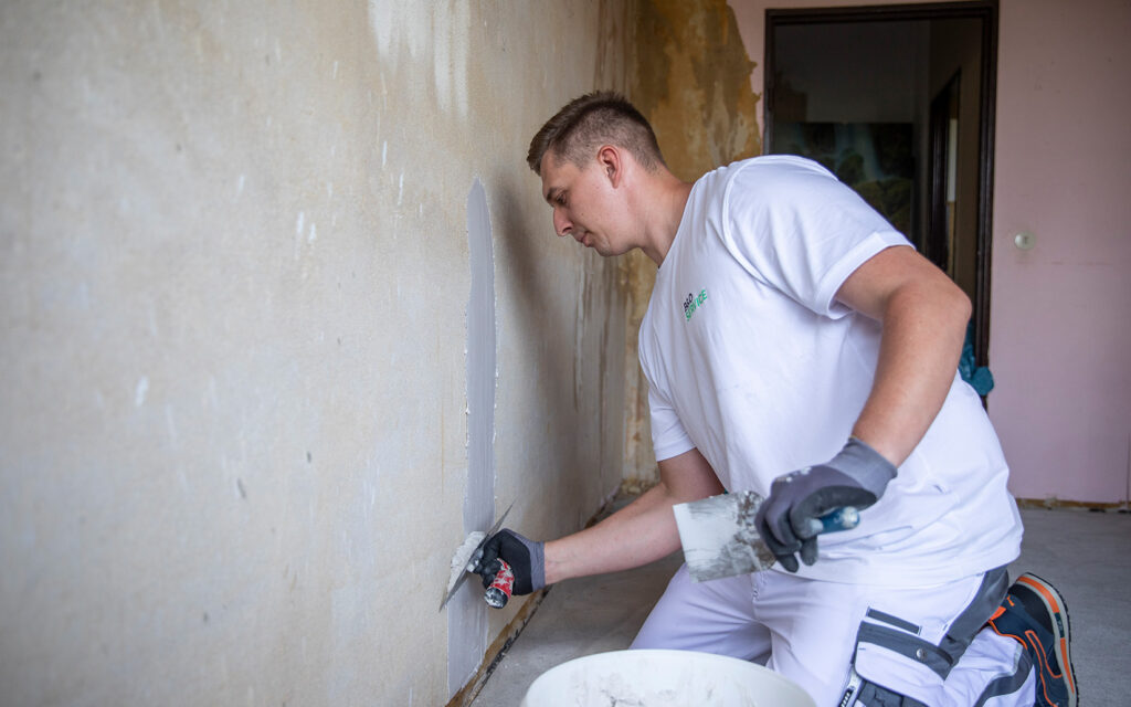 Handwerker bei Malerarbeiten im Rahmen einer Wohnungsmodernisierung.