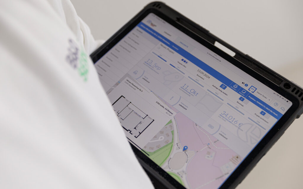 Digitale Auftragssteuerung und Einsatzplanung mit bo.om auf einem Tablet.