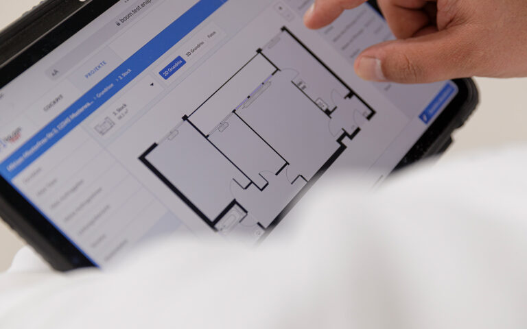 Digitaler Wohnungsgrundriss auf einem Tablet zur Planung einer Wohnungsmodernisierung.