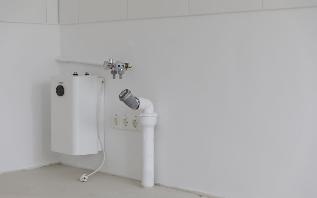 Modernisierte Sanitärinstallation im Rahmen einer Wohnungsmodernisierung.