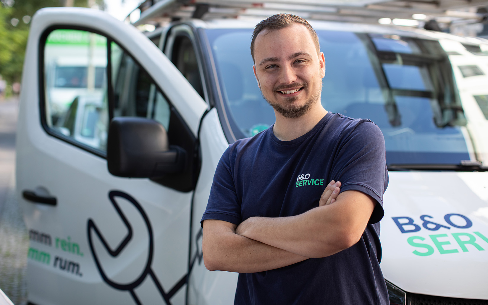 B&O Service Handwerker vor Einsatzfahrzeug