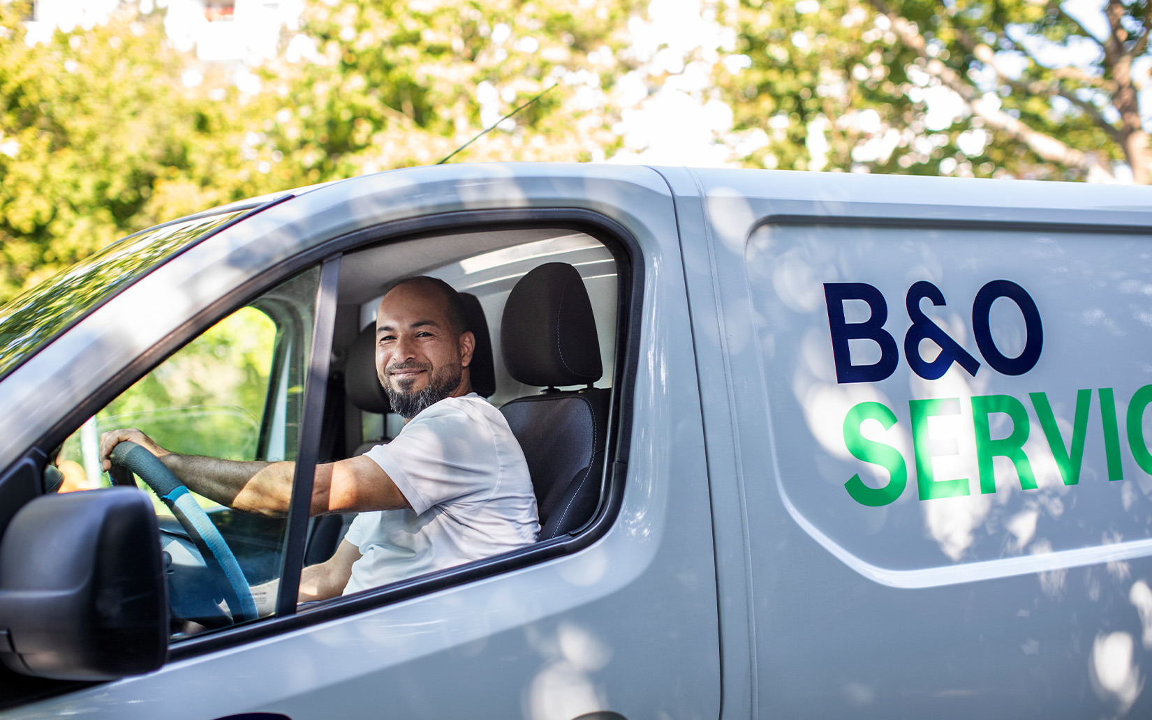 B&O Service Handwerker im Servicefahrzeug
