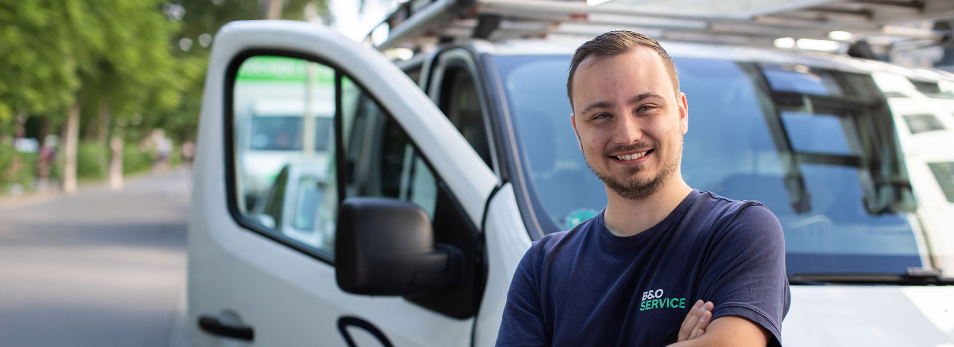 B&O Service Handwerker vor Einsatzfahrzeug