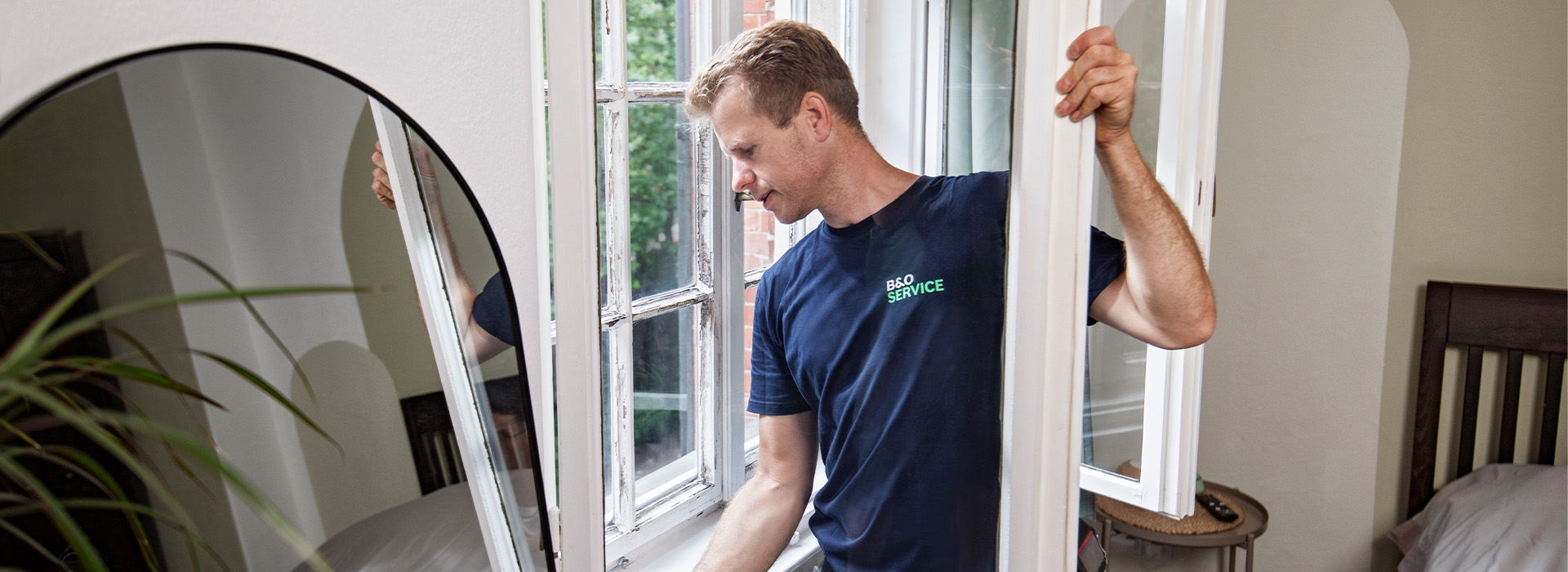 B&O Service Handwerker bei der Montage eines neuen Fensters